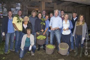 Avondploeg met laatste deel van de hopoogst, in de Kopermolen.