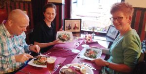 Smullen van hopscheuten bij Proeflokaal De Molen