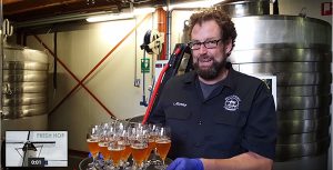 Menno Olivier tracteert leden van de hopcrew op De Molen Bier