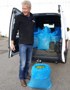 Henk arriveert met een auto vol zakken met hop bij De Molen