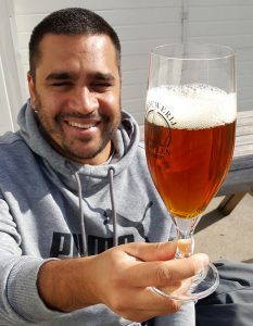 Hop crew member Carlo Zaffora met een glas Fresh Hop under construction