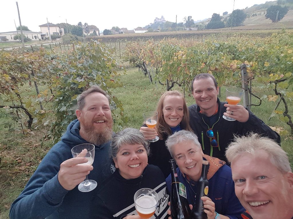 Henk op bierreis: een activiteit die hij met groot enthousiasme uitoefent.